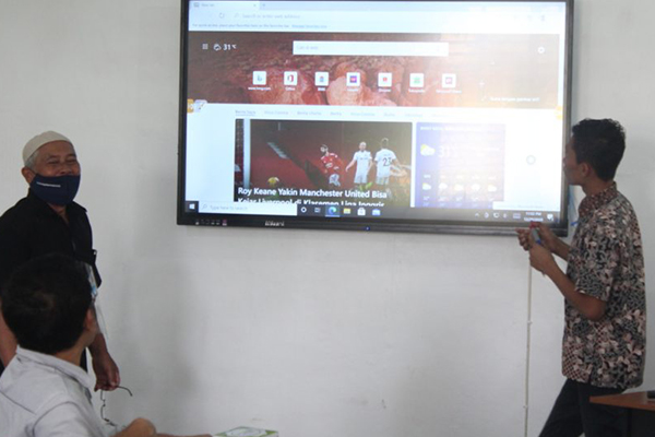 Pengerjaan iTBoard Interactive Flat Panel 65 Inch di Universitas Muhammadiyah Kotabumi thumbnail